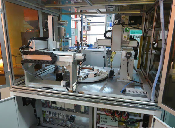 精密線(xiàn)性模組應(yīng)用于全自動(dòng)焊錫（點(diǎn)膠）機(jī)